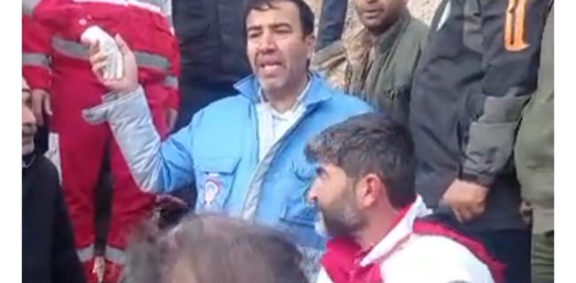 بوسه احترام بر دستان خسته امدادگران بوسه احترام بر دستان خسته امدادگران