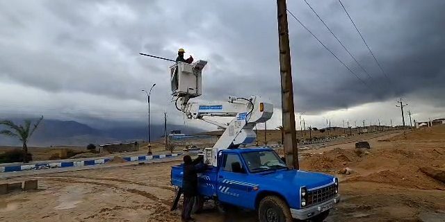 تلاش شبانهروزی سیمبانان بهمئی زیر باران برای رفع خاموشی خط لیکک ـ امیرحاضر تلاش شبانهروزی سیمبانان بهمئی زیر باران برای رفع خاموشی خط لیکک ـ امیرحاضر