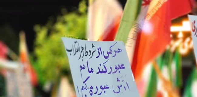 جلوه پلاکارد‌ها و دست نوشته‌های زنان بهمئی در قرار‌های شبانه