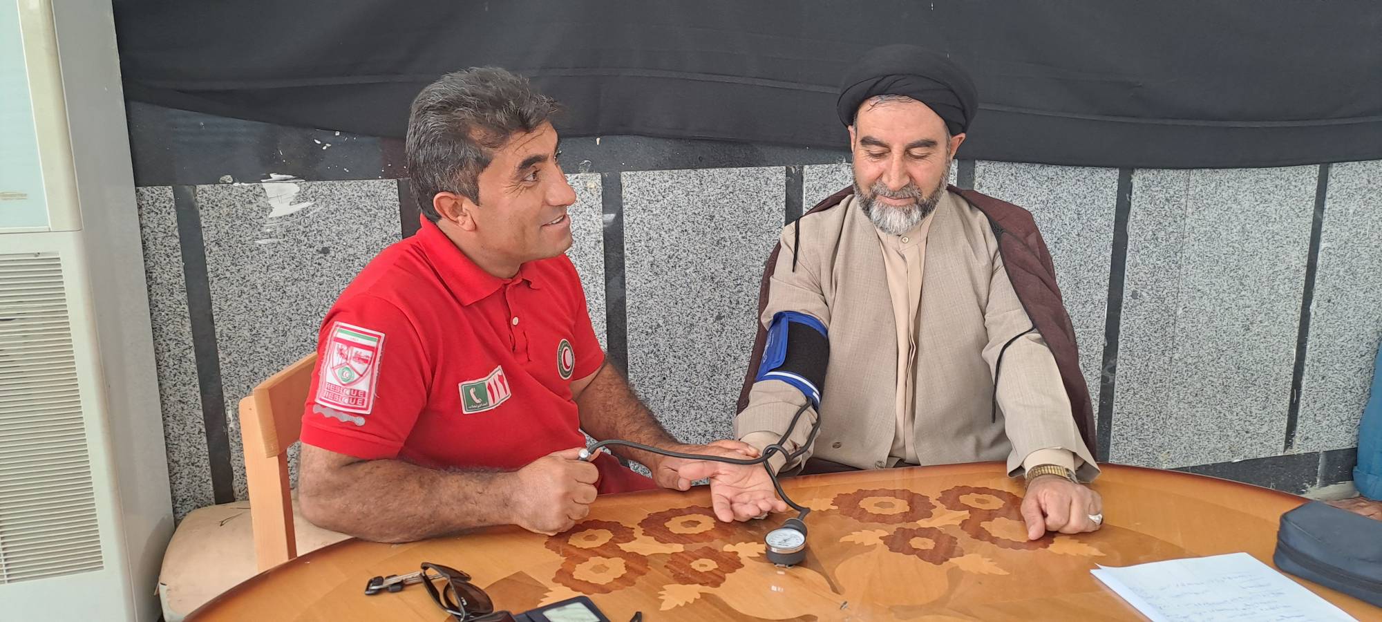 برگزاری میز خدمت جمعیت هلال احمر بهمئی در مصلی نماز جمعه شهرستان