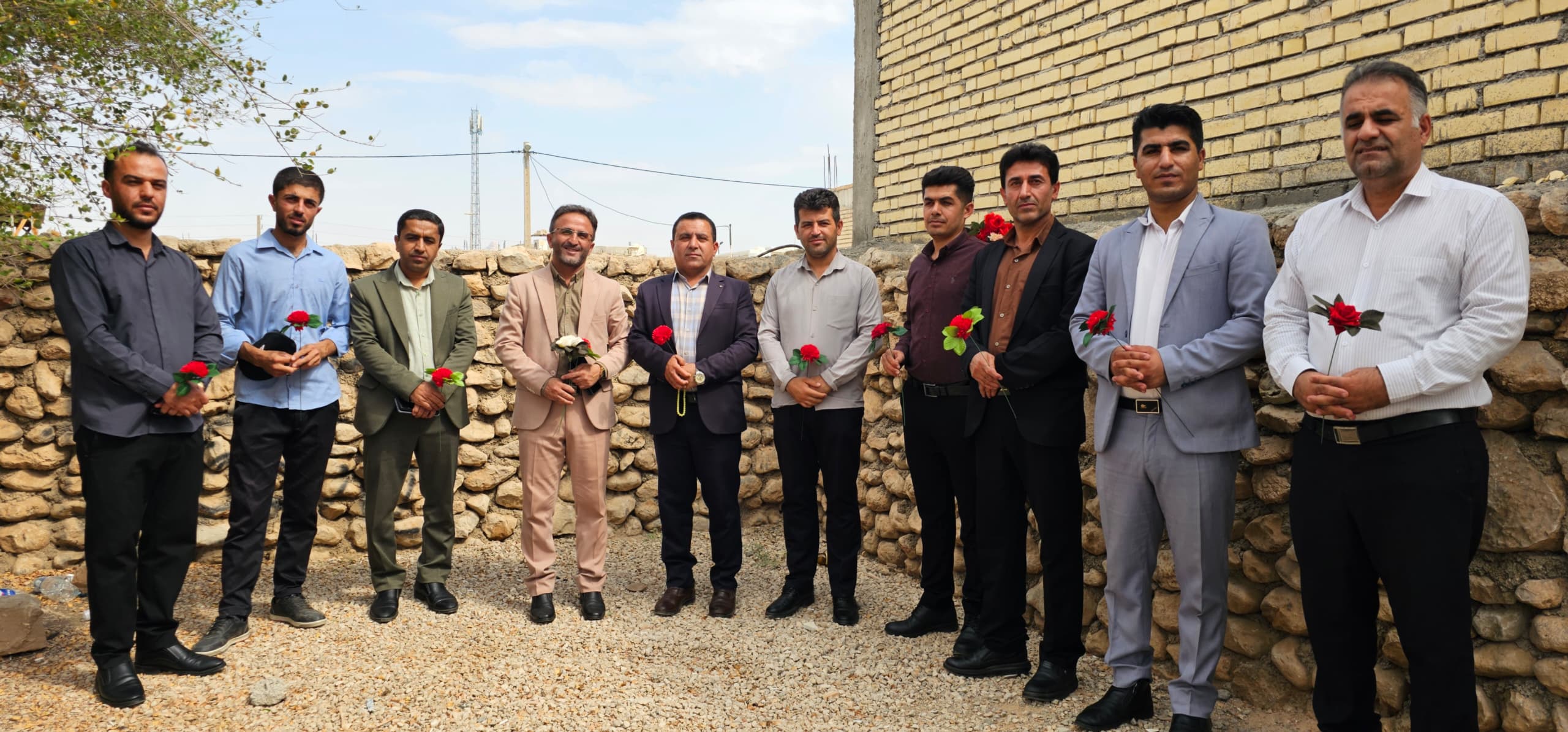 غبارروبی و عطرافشانی گلزار شهدا بهمئی توسط خبرنگاران