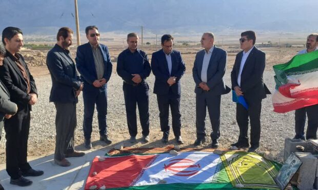 تجدید میثاق مشاور وزیر و مدیرکل آموزش و پرورش با شهید سید مالک موسوی در بهمئی